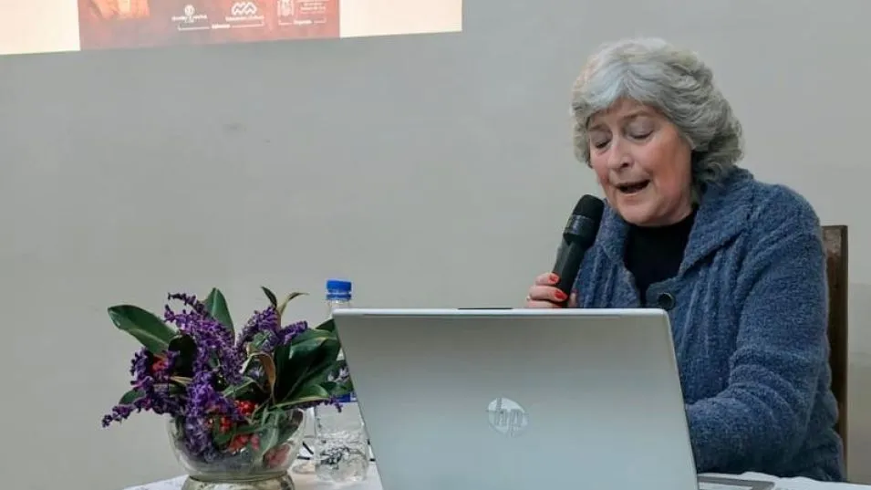 Ana María Turón ofreció una charla titulada Gardel en el Teatro Español de Azul.