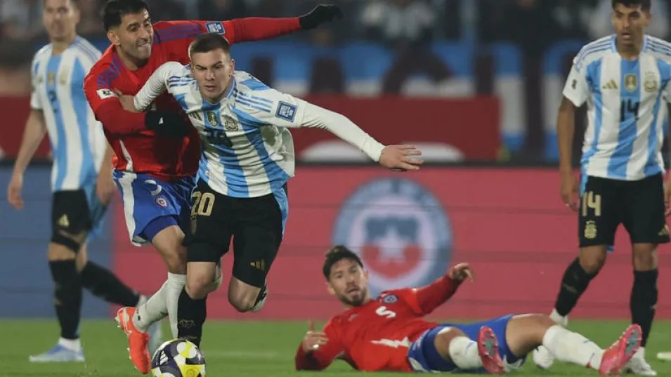Franco Mastantuono ingresó en el partido frente a Chile y se convirtió en el jugador más joven en debutar en un partido oficial de la Selección Argentina. 