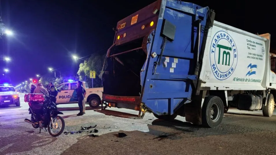 Un camión recolector de basura chocó con una moto, ayer domingo por la noche. FOTO: EPDS AZUL/PBA 