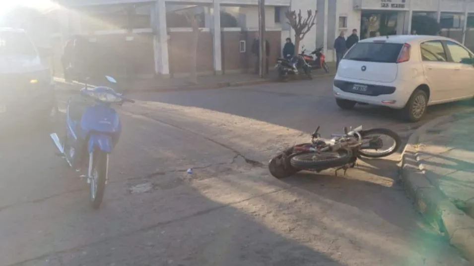 Por el choque entre dos motos, hoy lunes por la tarde, el conductor de uno de los rodados fue hospitalizado. FOTO: EPDS AZUL/PBA