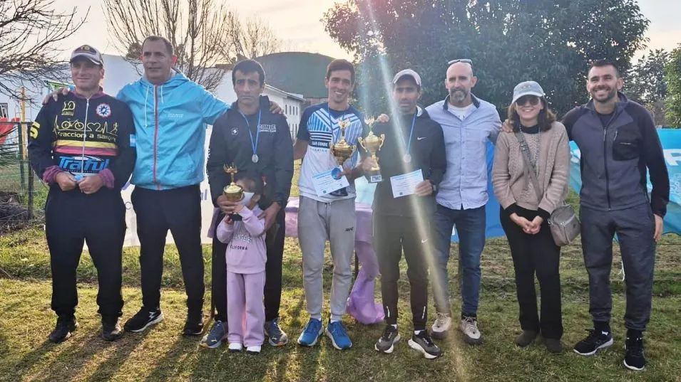 El podio en la rama masculina. De izquierda a derecha Matías Conde, Ignacio Fulquet y Marcelo Conde. Foto: gentileza Prensa Municipal.