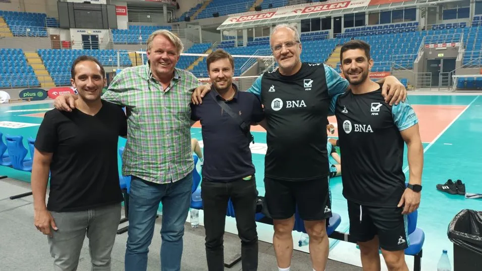 La Selección que tiene a Marcelo Méndez como DT y al representante de esta ciudad, Federico Baroni como PF, comenzará hoy su camino por el certamen internacional ante el campeón defensor. Foto: FEVA.