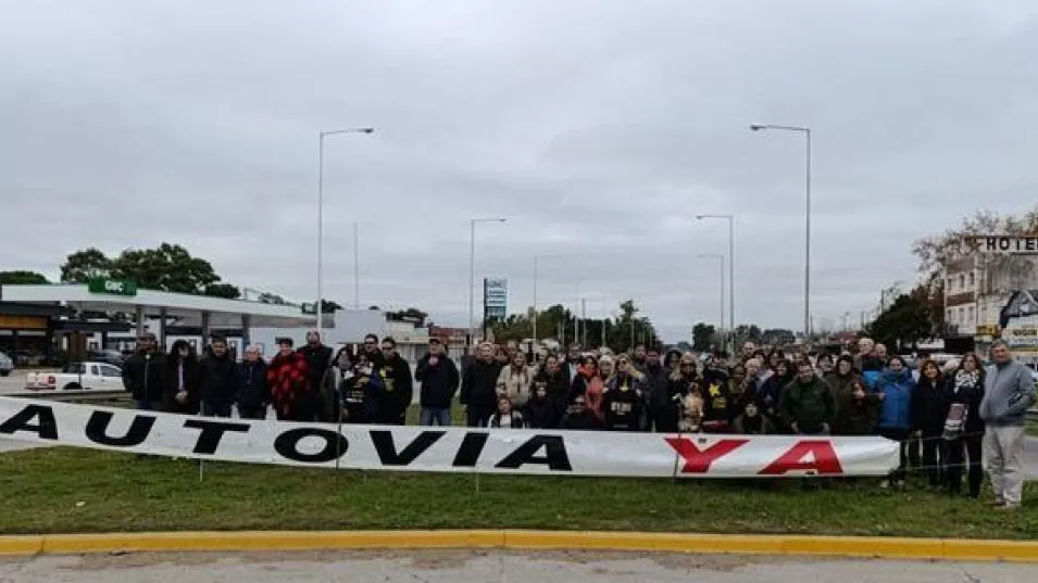 Un centenar de vecinos se concentraron y se manifestaron el domingo pasado en el sector del Cristo para pedir por la construcción de una autovía en la Ruta Nacional N°3.  GENTILEZA/VECINOS AUTOCONVOCA