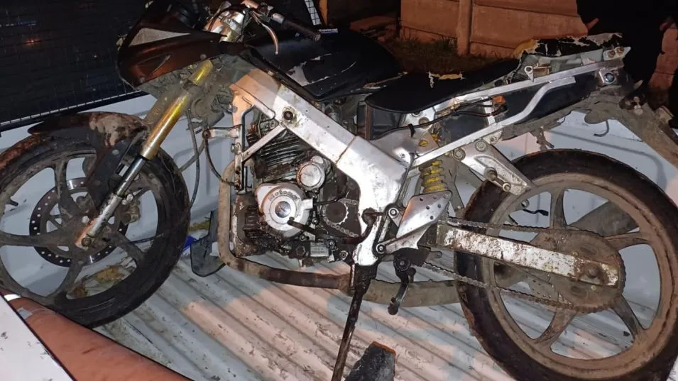 La moto recuperada por la Policía. Fue hurtada de las afueras de la Escuela Técnica ?Coronel Pedro Burgos?. FOTO: EDPS AZUL/PBA