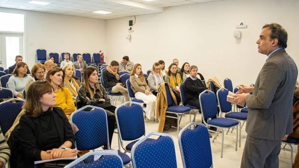 El notario Javier Moreyra durante un tramo de la charla que brindó el jueves pasado en el Colegio de Magistrados y Funcionarios del Poder Judicial Departamental Azul.  NACHO CORREA