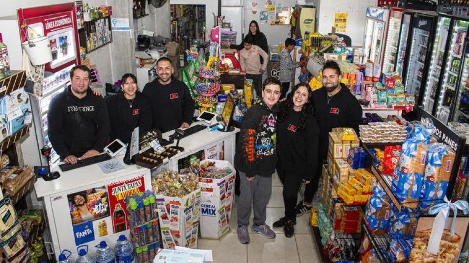 Hipatia al servicio de la comunidad con dos locales, muy buena atención y extendidos horarios.   NACHO CORREA    