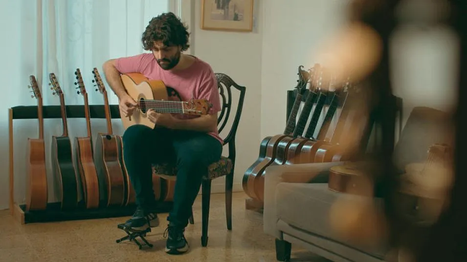 No conozco Azul, voy a ir por primera vez a presentar junto a Patricio Crom, el protagonista y el dueño de la guitarra boca de estrella, expresó la directora de filme Yael Szmulewicz.  