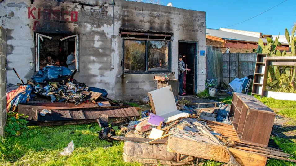 Una casa completamente, destrozada por un incendio que habría sido intencional e incluyó un robo. FOTO: NACHO CORREA