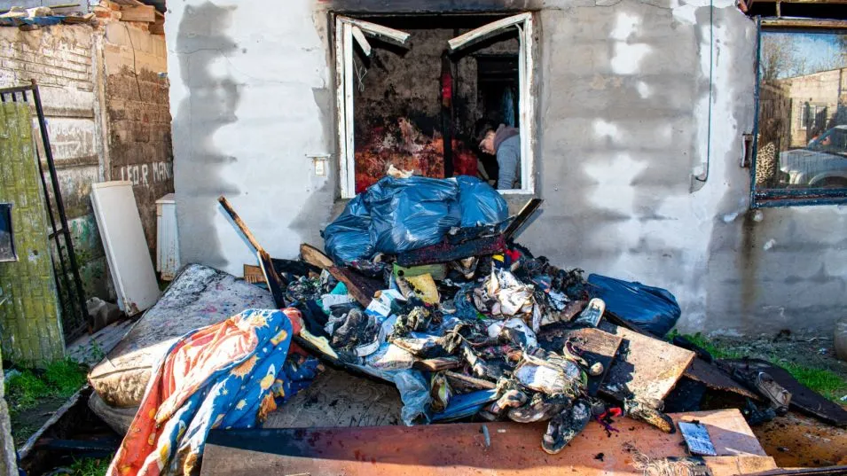 La damnificada por lo ocurrido vive en el inmueble que se prendió fuego con sus tres hijos. FOTO: NACHO CORREA