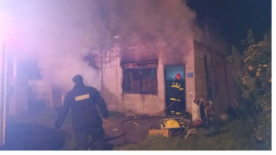 Bomberos trabajaron alrededor de dos horas para sofocar el incendio. FOTO: EPDS AZUL/PBA
