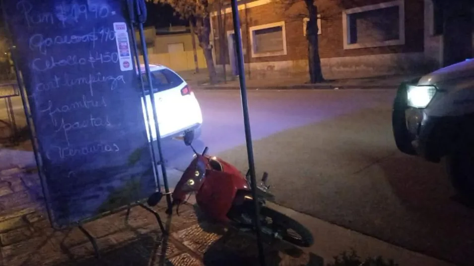 En Azul, en la noche de ayer jueves, policías encontraron abandonada una moto. FOTO: EPDS AZUL/PBA