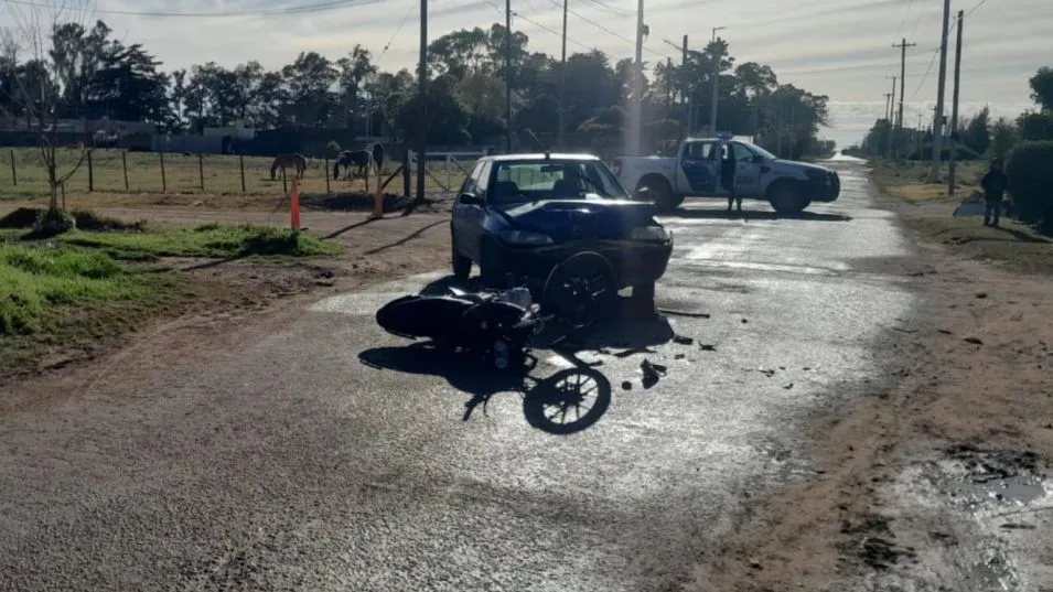 Un auto y una moto chocaron en Las Flores y Calle 3. Por lo ocurrido tres personas sufrieron lesiones. FOTO: EPDS AZUL/PBA