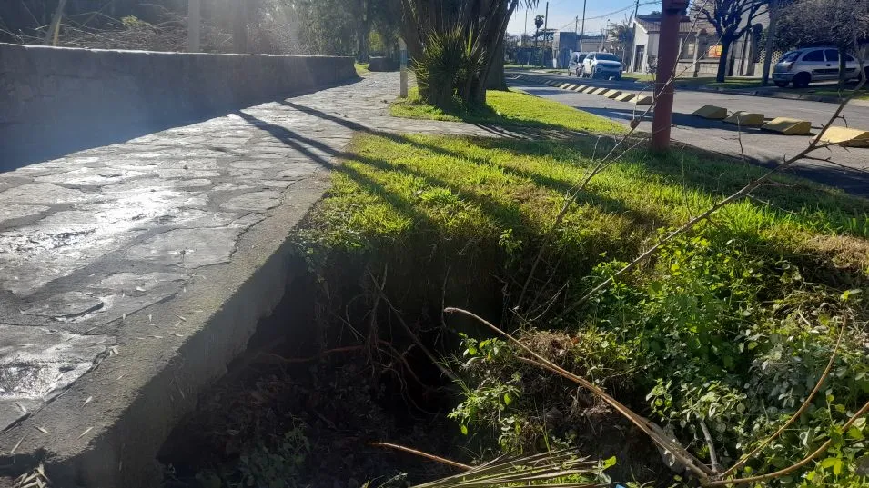 El gran pozo que hay en un sector del paseo de la Costanera de esta ciudad.  AGUSTÍN SCALCINI