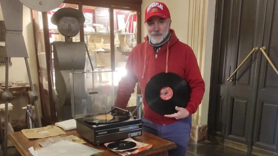 Gabriel López Marti se encuentra con la exposición Gardel cada día suena mejor.
