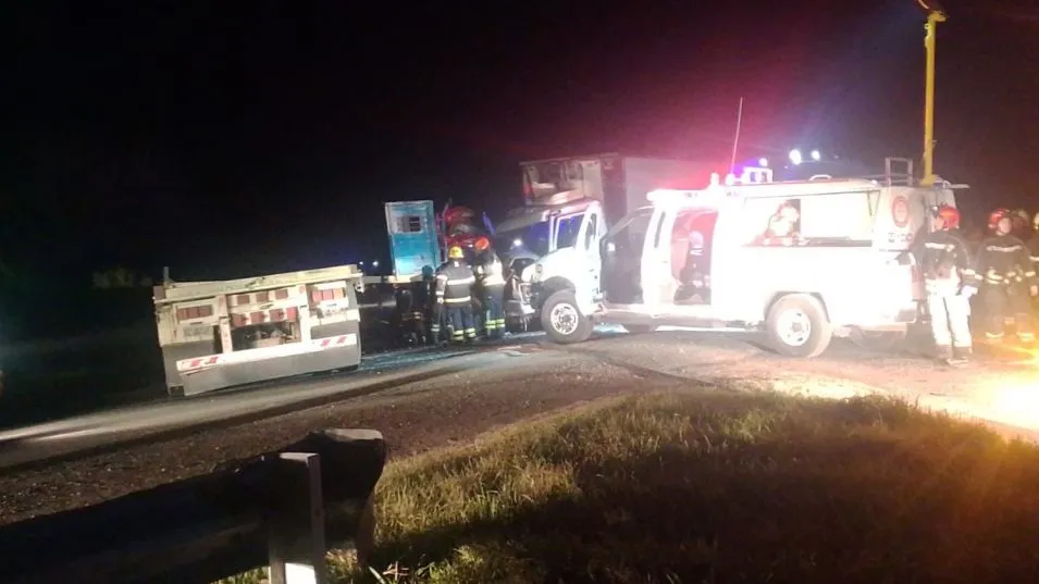 Un choque frontal entre dos camiones derivó en que tres varones resultaran lesionados. FOTO: FACEBOOK