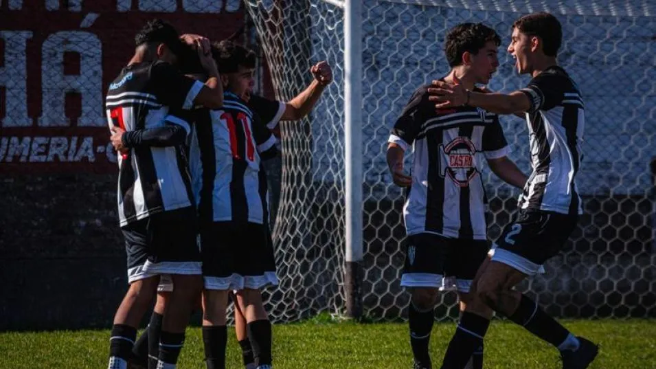 Los jugadores del Alumni festejan el gol de Benjamín Digaudio, que le permitió ganarle a Piazza por 1 a 0 en la ida de los cuartos de final de Reserva. NICOLÁS MURCIA