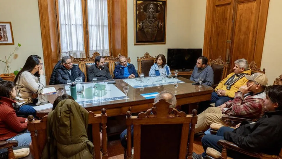 Funcionarios provinciales y municipales, concejales e integrantes del Centro de Apicultores de Azul durante la reunión en la Intendencia.