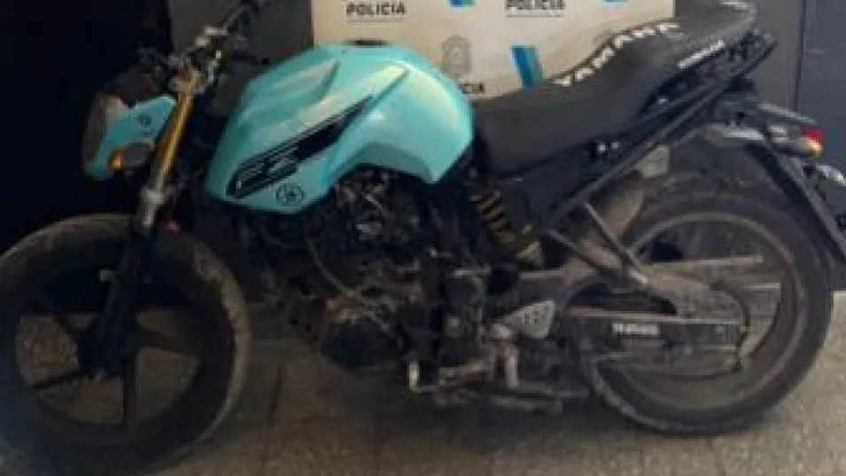 La moto que policías recuperaron en Olavarría. Había sido denunciada como robada en Azul. FOTO: EPDS AZUL/PBA