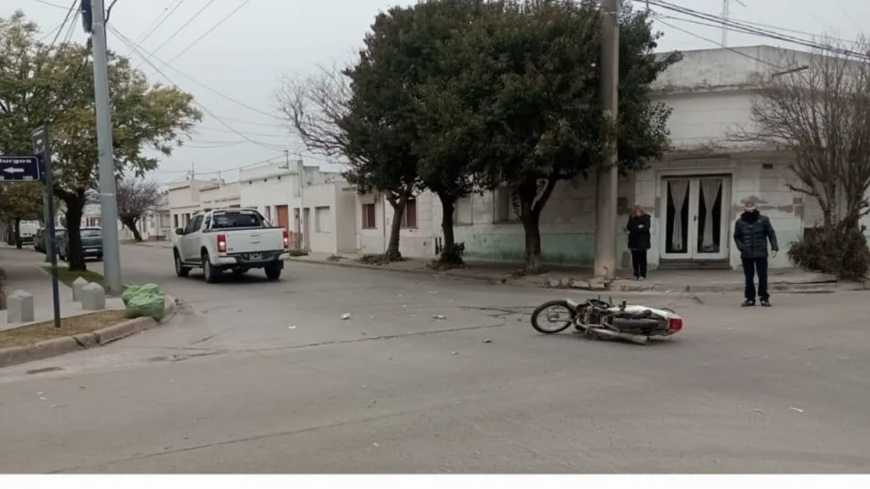 Una policía resultó lesionada por un choque entre la moto que conducía y una camioneta. FOTO: EPDS AZUL/PBA