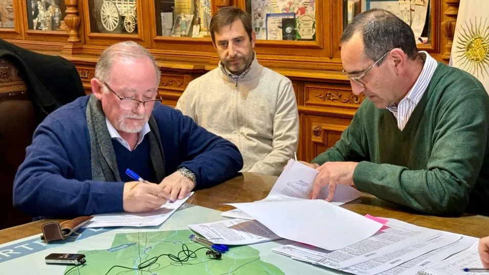 Firma de convenios con la CEAL para iluminación en el Partido