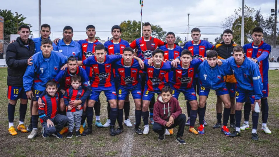 San José y Chacarita jugarán hoy el encuentro de ida de las semifinales del Torneo Apertura de Primera División. El cotejo se disputará desde las 15 en el estadio Luis Ceferino Galloso. NICOLÁS MURCIA