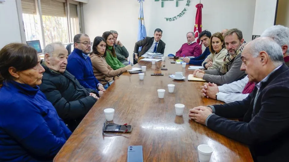 Integrantes del Consejo de Administración de la CEAL durante la reunión con los concejales de Azul.