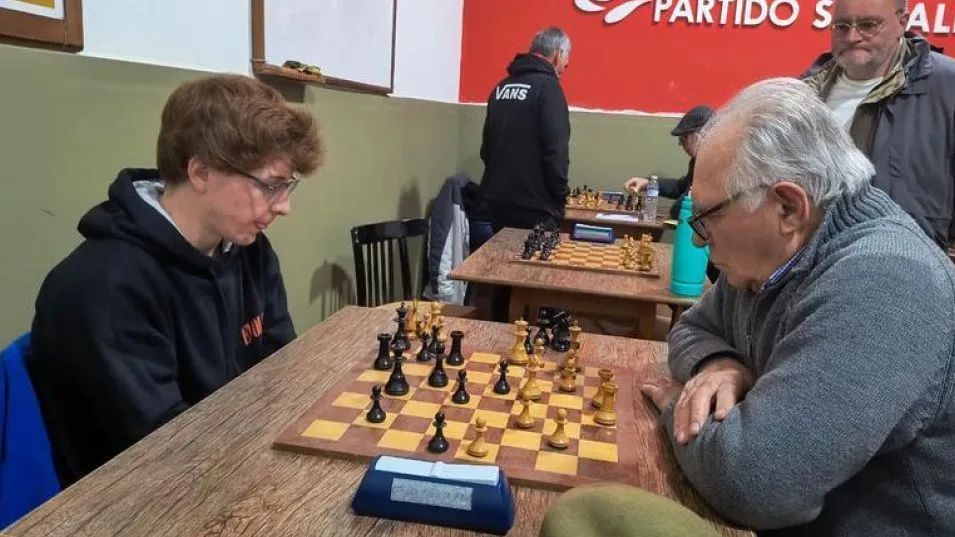 Luciano Laborde, con piezas negras, se impuso a Jorge Baldini y quedó al frente de las posiciones del torneo 80° Aniversario del Círculo de Ajedrez de Azul. 