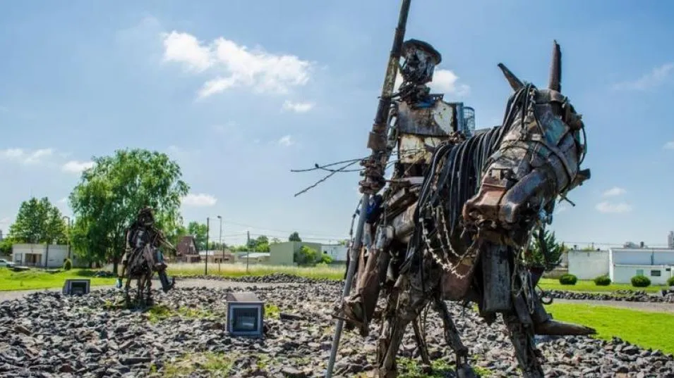 La Plaza del Quijote, un emblema de que Azul fue declarada Ciudad Cervantina de la Argentina.   ARCHIVO NACHO CORREA