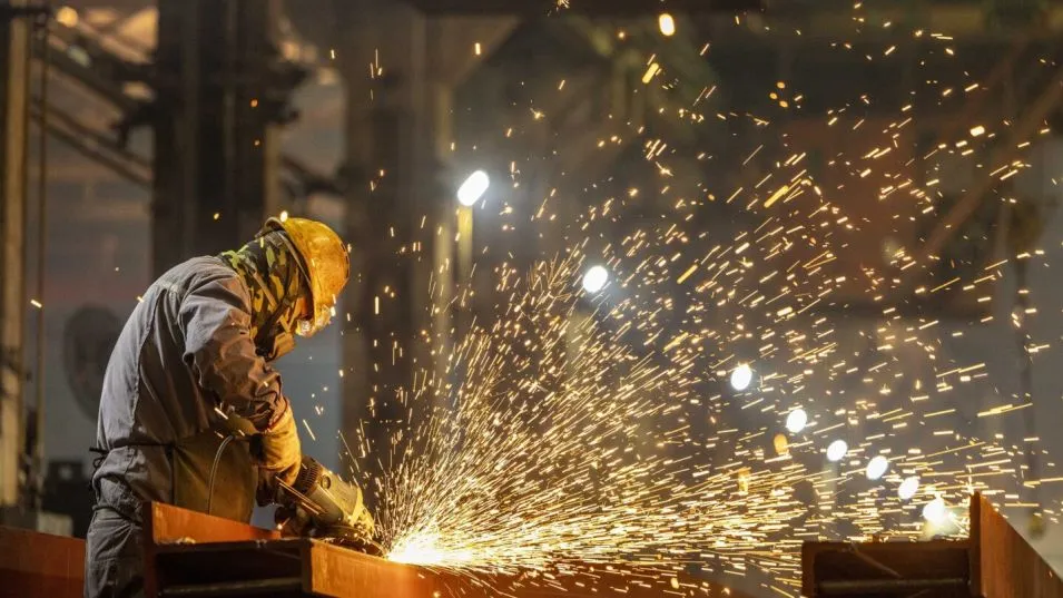 Despidos, suspensiones y rebaja salarial: la crisis impacta en fábricas bonaerenses