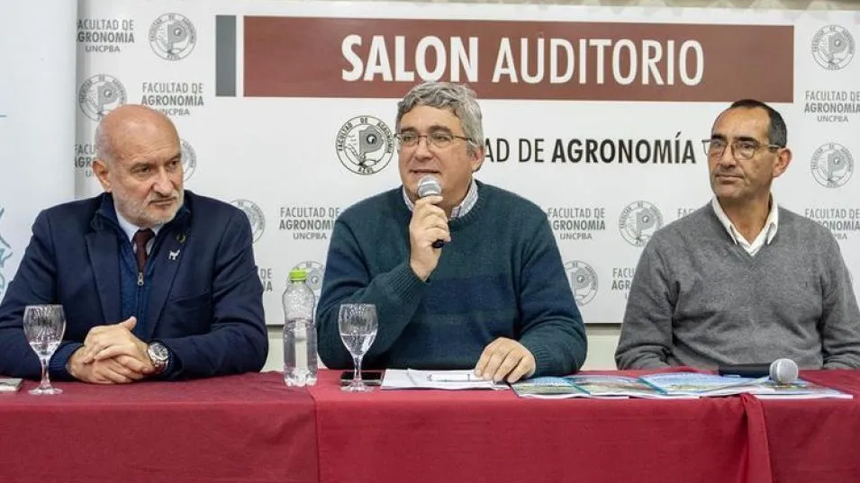 El ministro de Desarrollo Agrario de la provincia de Buenos Aires, Javier Rodríguez, junto al intendente Nelson Sombra y el rector de la UNICEN Marcelo Aba.