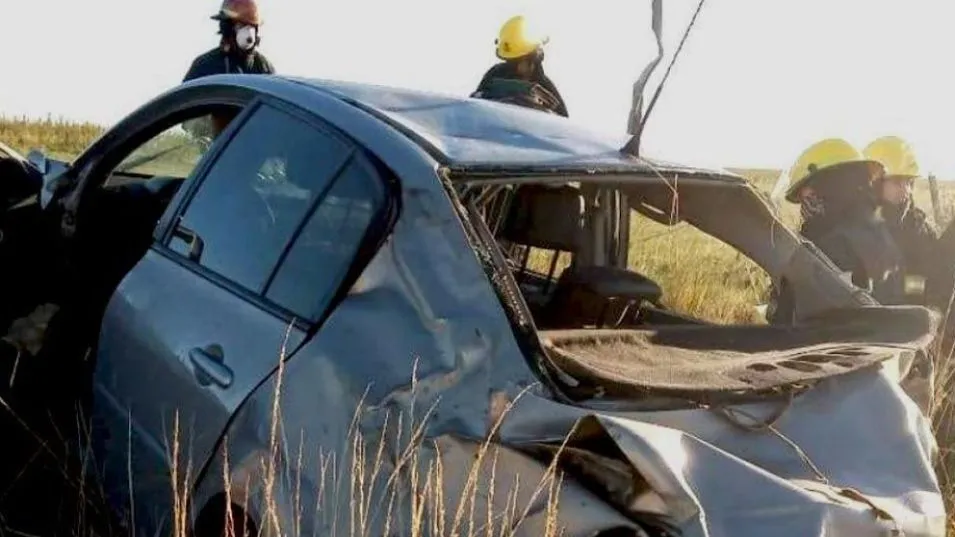 Bomberos observan el estado en que quedó el auto por este siniestro vial, sucedido en enero de 2021 en la Ruta 86. FOTO: EL FÉNIX