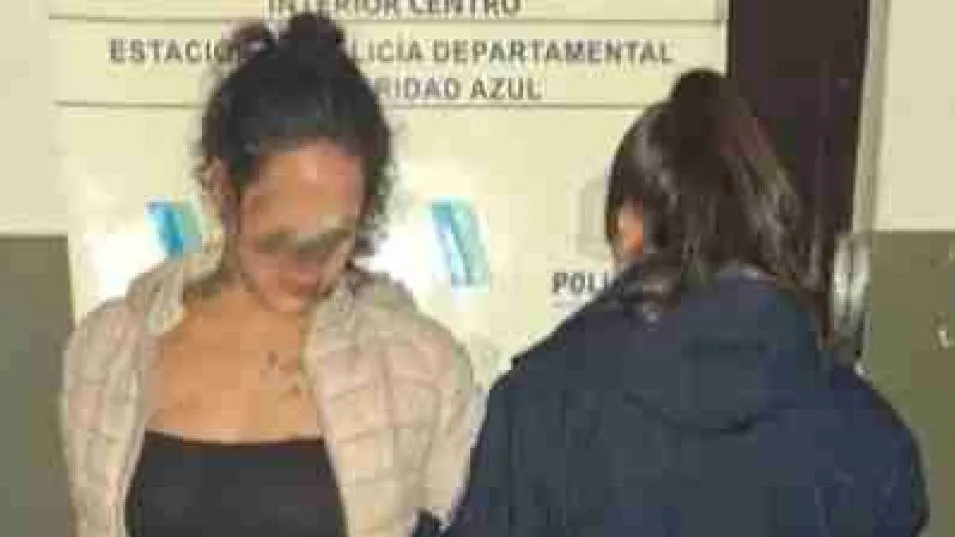 La joven también investigada por lo sucedido ayer sábado a la noche en la casa donde vive, la otra aprehendida. FOTO: EPDS AZUL/PBA