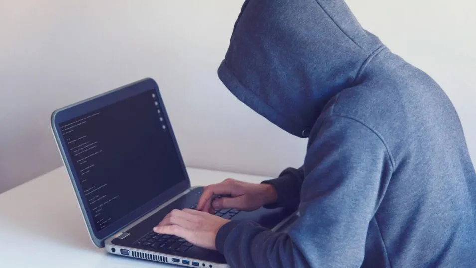 Seguridad aprobó un protocolo que habilita el accionar de policías encubiertos en redes sociales y webs