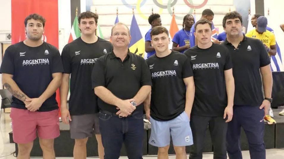 El representante de la Escuela Municipal de Atletismo, Juan Arrieguez, y su entrenador Julio Piñero, junto al resto de la delegación bonaerense.