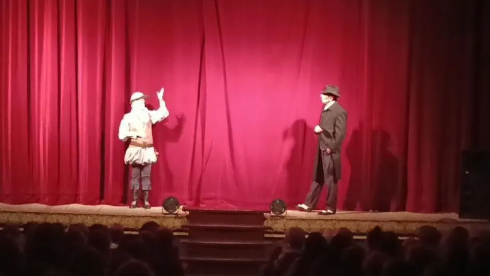 Don Quijote y Carlos Gardel mantuvieron una charla sobre las presentaciones del Zorzal Criollo en el coliseo, con humor y mucha historia.  