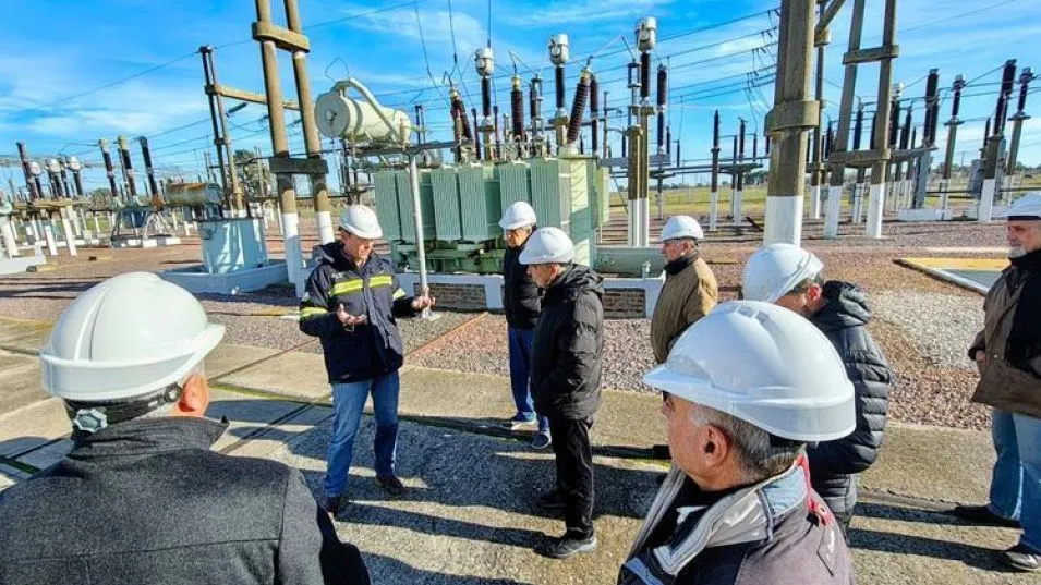 Integrantes del Consejo de Administración de la CEAL recorrieron la estación transformadora de Azul TRANSBA, próxima a repotenciarse, lo que generará un desarrollo energético para el Partido de Azul. 