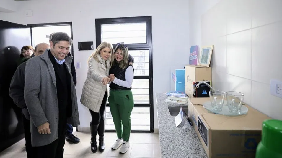 Kicillof y Magario entregaron 110 viviendas a familias de Berazategui