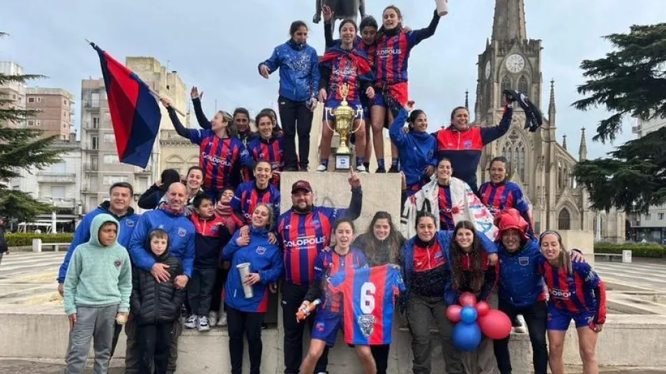Las chicas de San José celebran en la plaza San Martín el bicampeón del fútbol de Azul. CAMILA ROMERO.   