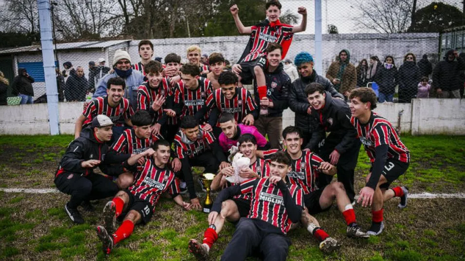 El plantel de Chacarita Juniors festeja la obtención del Torneo Apertura en Reserva. NICOLÁS MURCIA