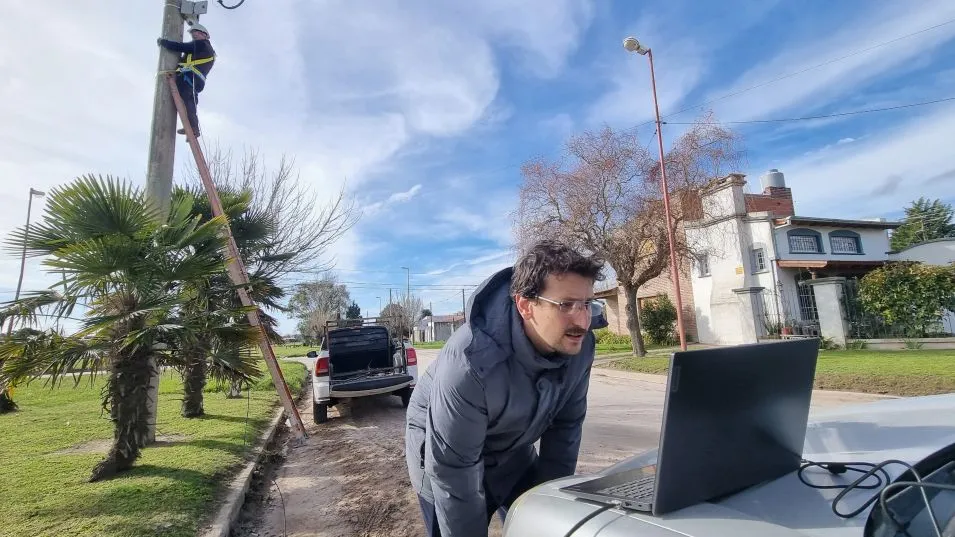 Instalación de nuevas cámaras de seguridad en el barrio Güemes