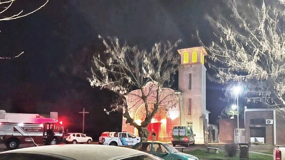 Coronel Suárez: detuvieron a un hombre que se desnudó, quiso incendiar una iglesia y golpeó a un policía con una cruz
