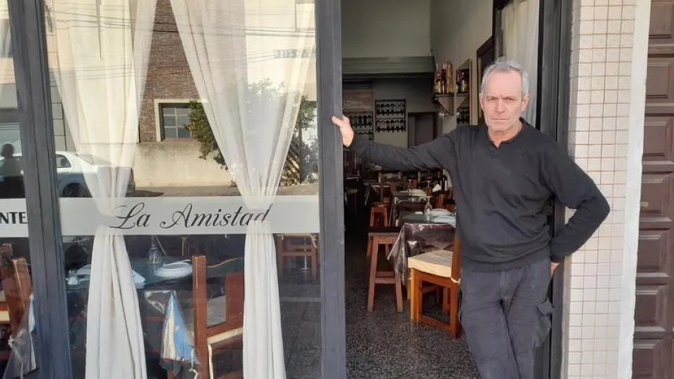  Julio Irastorza parado en la puerta de ingreso al restaurante y parrilla que está ubicada a pocos metros de la plaza San Martín de esta ciudad.
