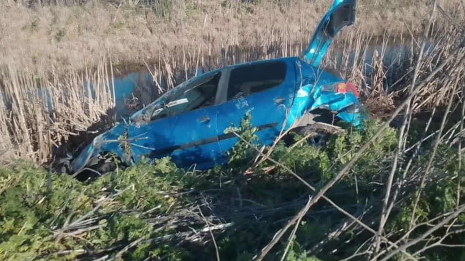 El estado en que quedó el auto en que viajaban los hombres lesionados en este siniestro vial. FOTO: EPDS AZUL/PBA