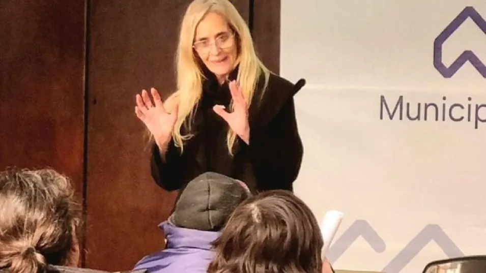 La directora de Políticas de Inclusión de la comuna, Patricia Cotugno, durante la jornada de Pases Libres Multimodal.