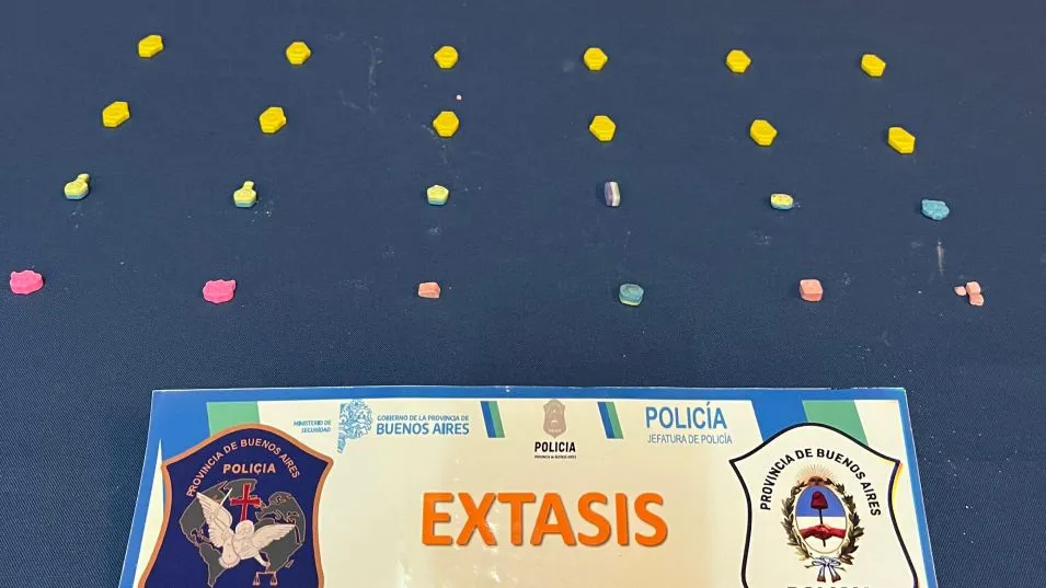 Pastillas de éxtasis se hallaron también en la fiesta electrónica que se realizaba en el boliche. FOTO: DROGAS ILÍCITAS AZUL/PBA