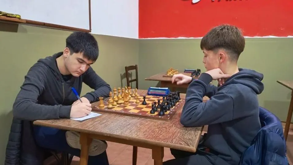 Dylan Ciano con blancas se impuso a Luca Pasquale en la primera ronda del torneo Oficial de la C. 