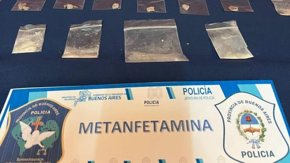 Los diferentes tipos de drogas incautados durante este procedimiento. Según lo investigado, los acusados las vendían en las fiestas electrónicas que organizaban.  DROGAS ILÍCITAS AZUL/PBA