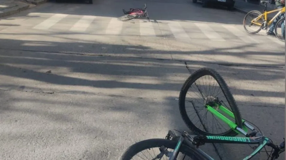Una moto y dos bicicletas, los vehículos  implicados en un siniestro vial ocurrido en el centro. FOTO: EPDS AZUL/PBA
