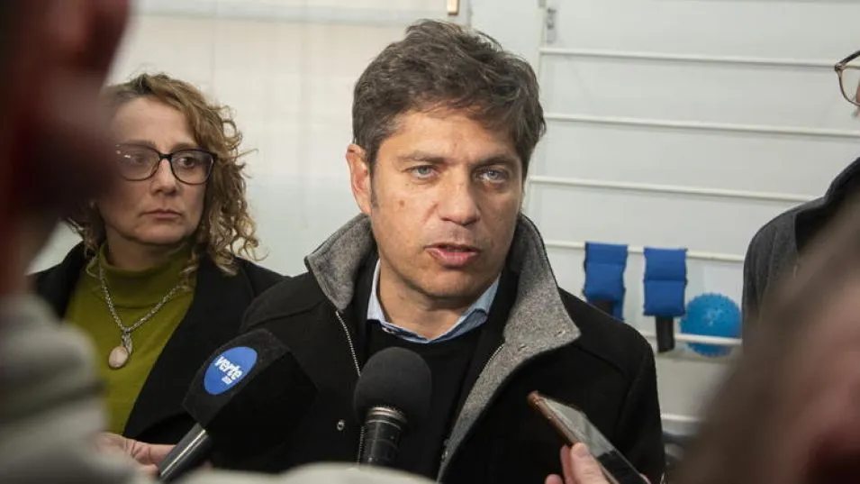 El gobernador de la provincia de Buenos Aires Axel Kicillof durante la charla que mantuvo con los medios locales.