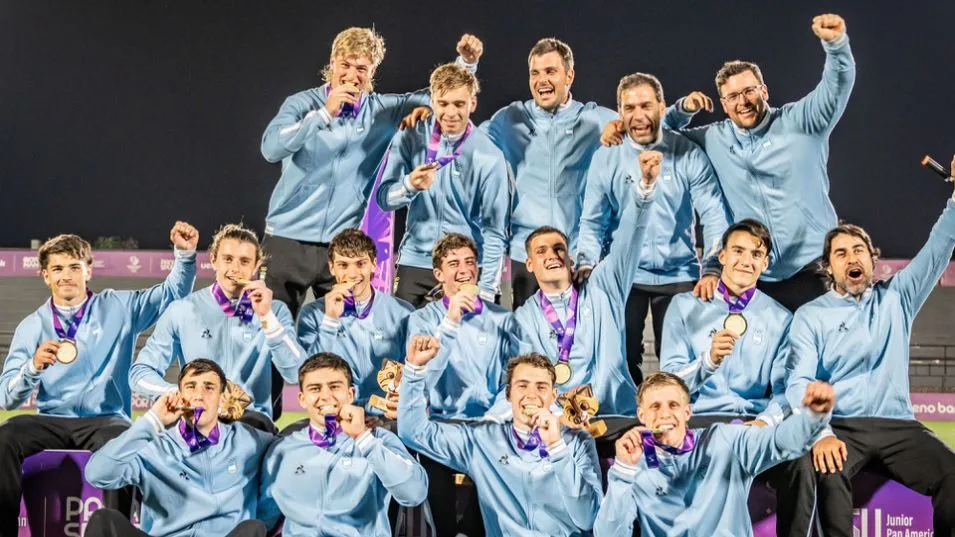 El rugby azuleño sumó ayer una nueva página dorada en el ámbito internacional juvenil. Jerónimo Sorondo, que se ubica en el centro de la imagen,  ganó la medalla de oro en Paraguay. Foto: Los Pumitas.